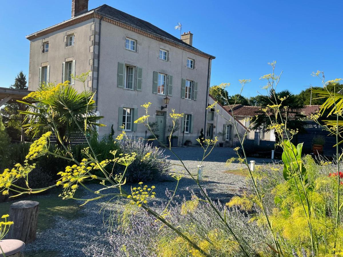 Maison Hirondelles Hotes Bed & Breakfast Mezieres-sur-Issoire Екстериор снимка