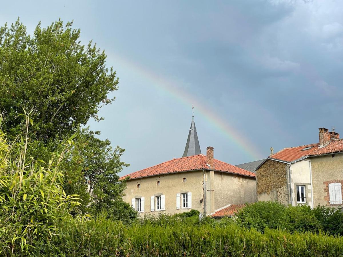 Maison Hirondelles Hotes Bed & Breakfast Mezieres-sur-Issoire Екстериор снимка